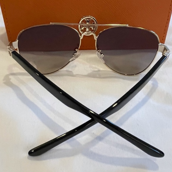 New Tory Burch Shiny Light Gold Aviator Sunglasses - Picture 5 of 5